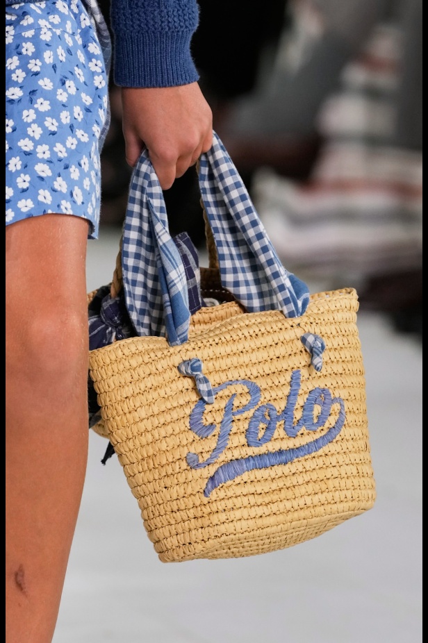 "رالف لورين" يسبق أسبوع الموضة في نيويورك بمجموعة ربيع 2025... لوحة فنية بألوانها وتصاميمها تثبت مكانة العلامة الأيقونية