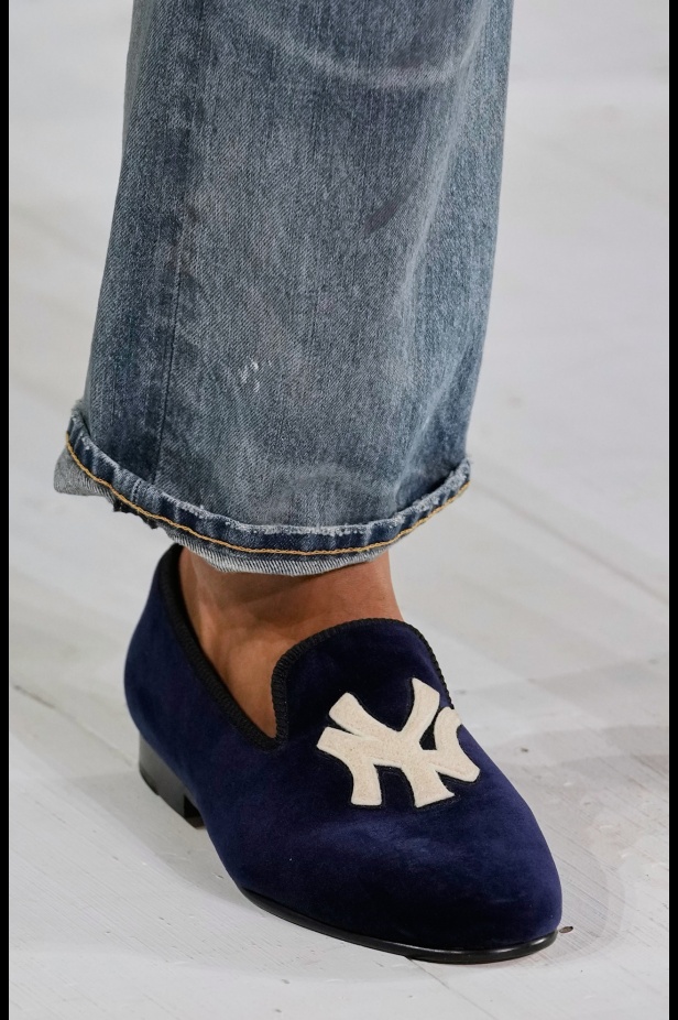 "رالف لورين" يسبق أسبوع الموضة في نيويورك بمجموعة ربيع 2025... لوحة فنية بألوانها وتصاميمها تثبت مكانة العلامة الأيقونية