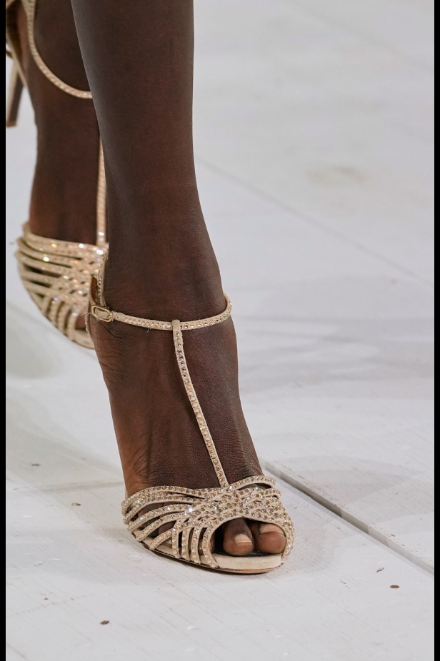 "رالف لورين" يسبق أسبوع الموضة في نيويورك بمجموعة ربيع 2025... لوحة فنية بألوانها وتصاميمها تثبت مكانة العلامة الأيقونية