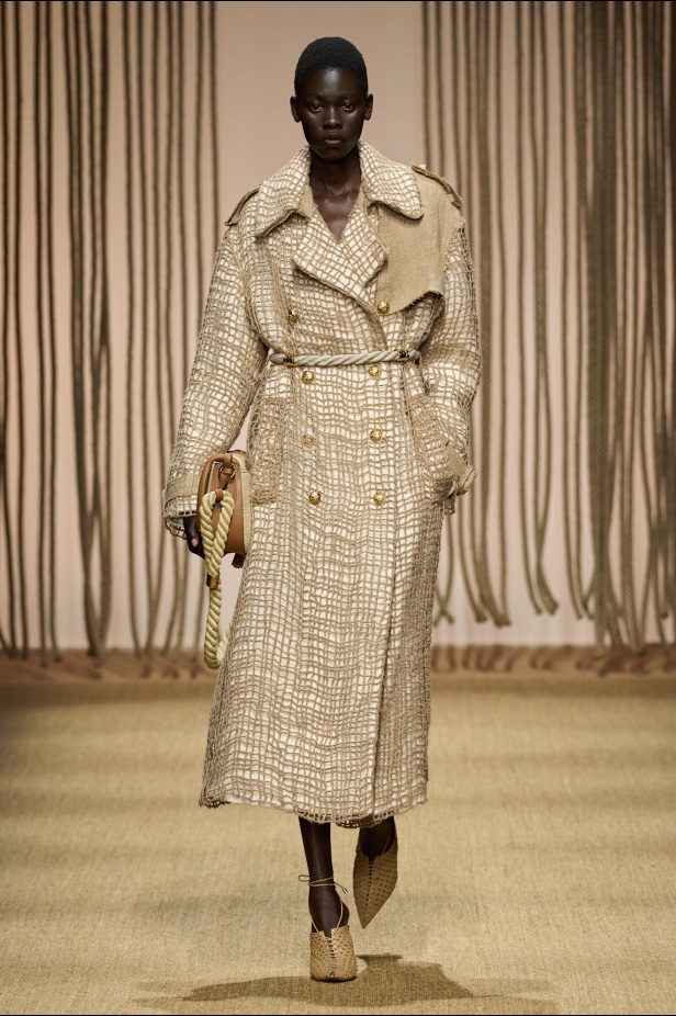 أناقة الألوان والنقشات تبشّر بإشراقة جديدة للموضة في عرض Roberto Cavalli لصيف 2025