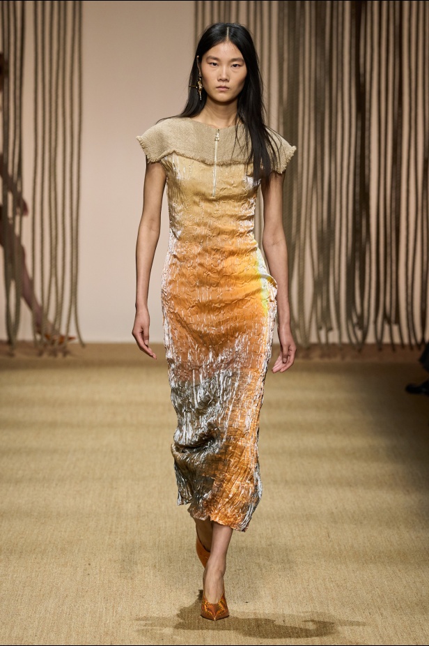 أناقة الألوان والنقشات تبشّر بإشراقة جديدة للموضة في عرض Roberto Cavalli لصيف 2025