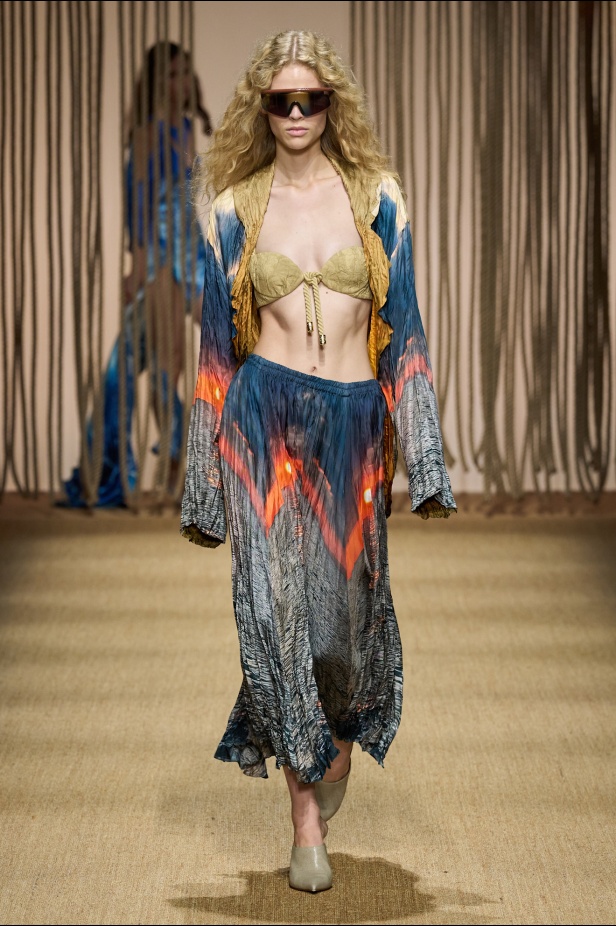 أناقة الألوان والنقشات تبشّر بإشراقة جديدة للموضة في عرض Roberto Cavalli لصيف 2025