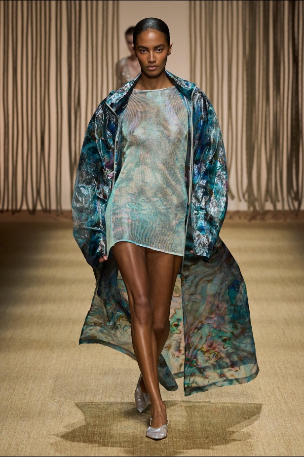 أناقة الألوان والنقشات تبشّر بإشراقة جديدة للموضة في عرض Roberto Cavalli لصيف 2025