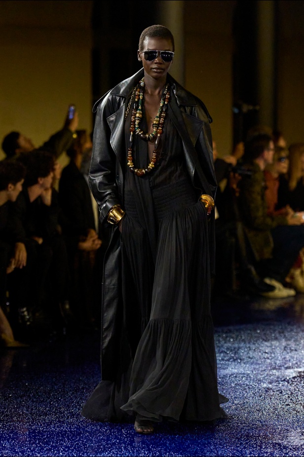 مجموعة Saint Laurent تطرح موضة القطع الرسمية