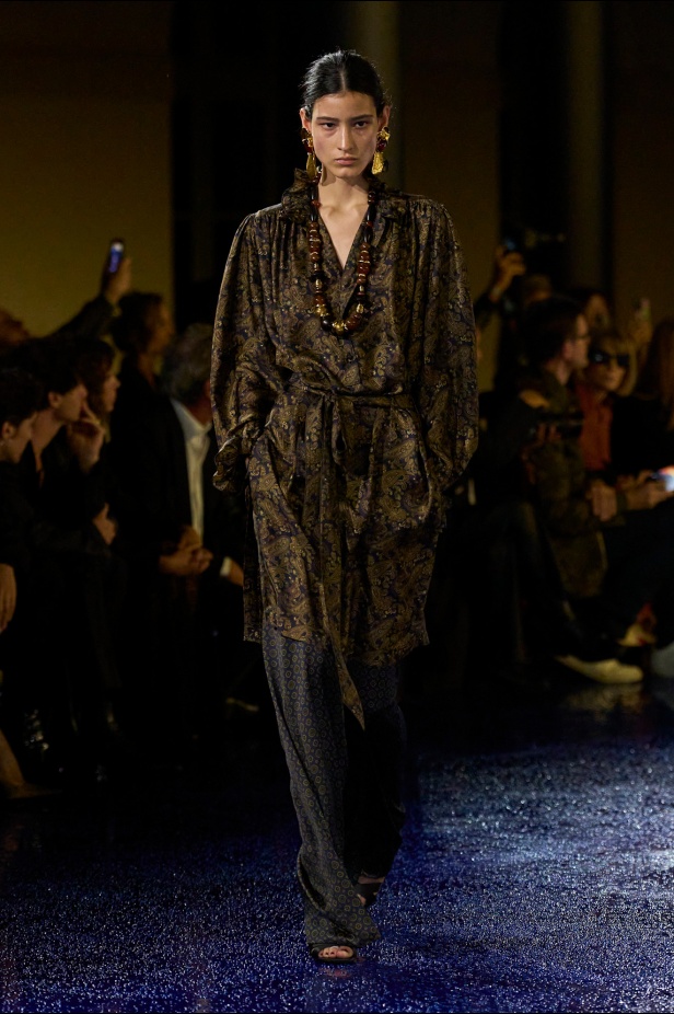 مجموعة Saint Laurent تطرح موضة القطع الرسمية