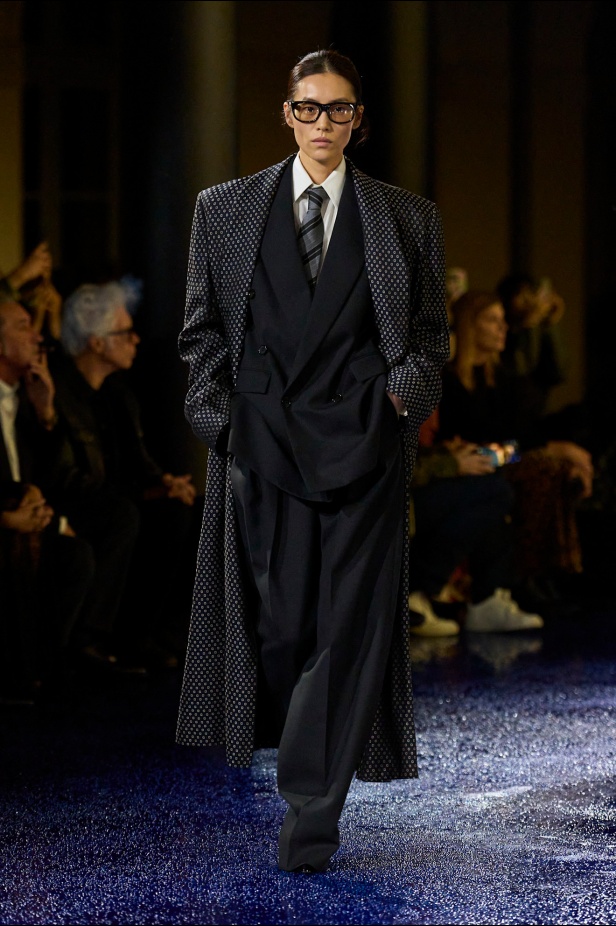 مجموعة Saint Laurent تطرح موضة القطع الرسمية