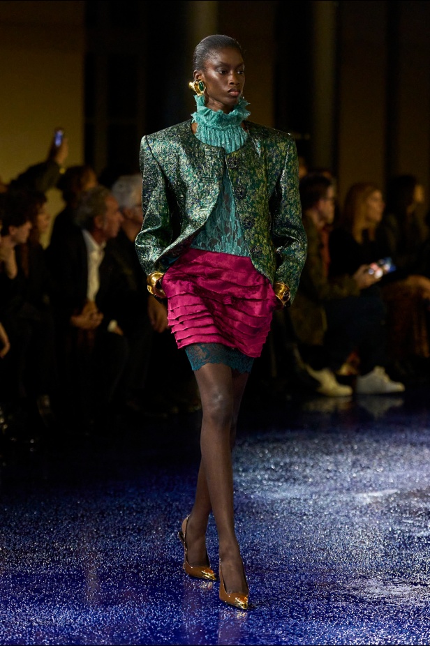 مجموعة Saint Laurent تطرح موضة القطع الرسمية