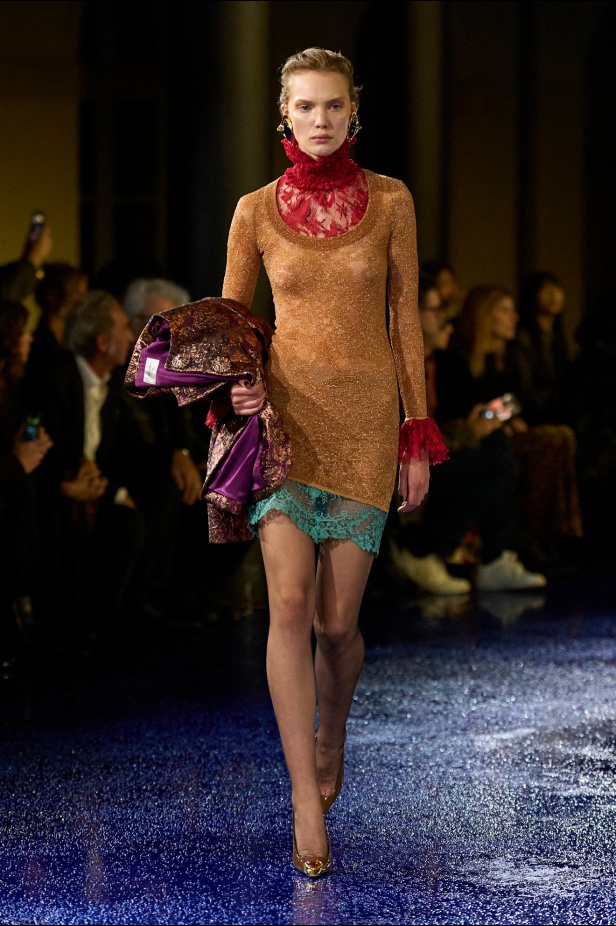 مجموعة Saint Laurent تطرح موضة القطع الرسمية