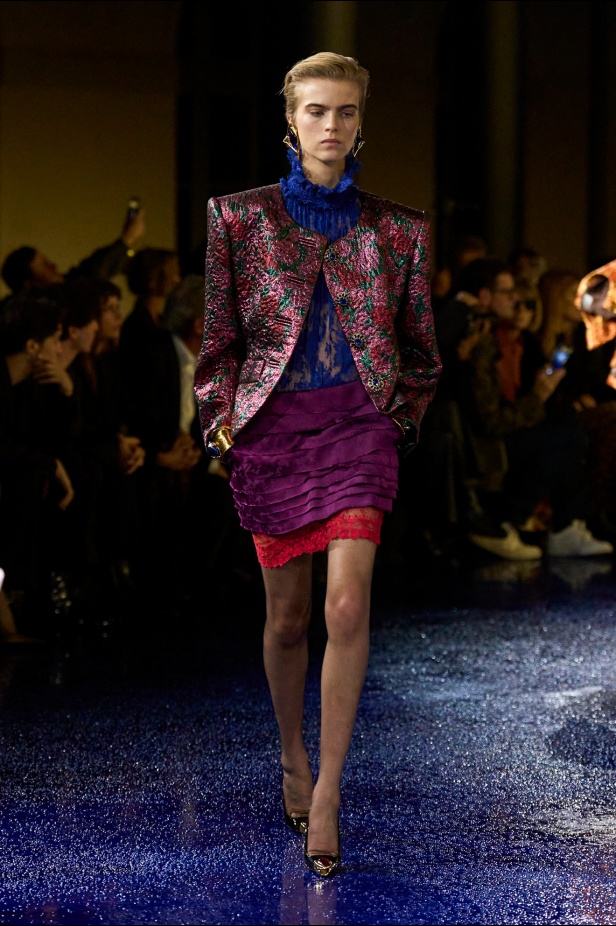 مجموعة Saint Laurent تطرح موضة القطع الرسمية