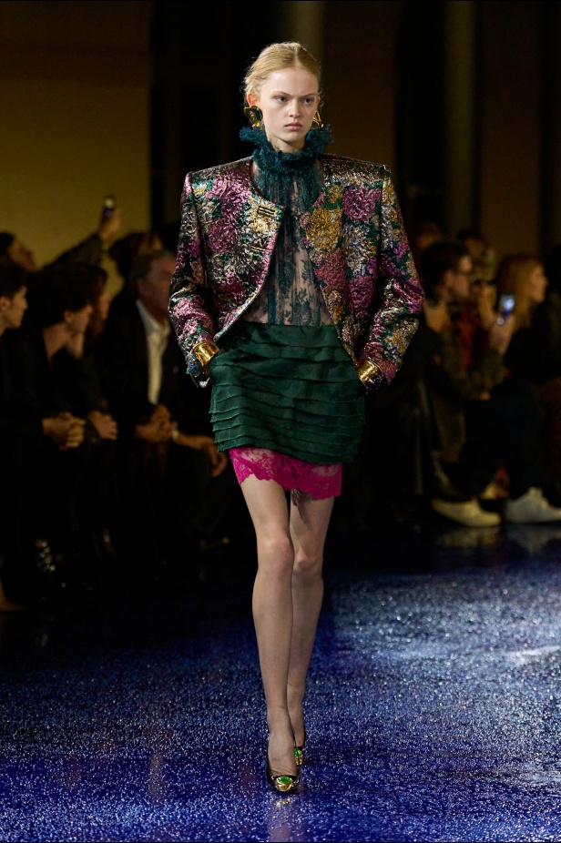 مجموعة Saint Laurent تطرح موضة القطع الرسمية