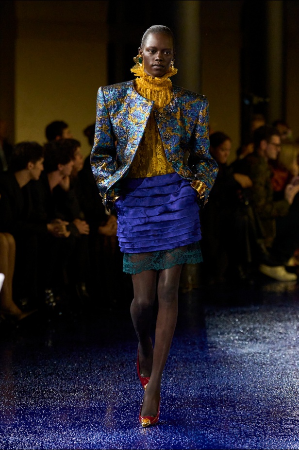 مجموعة Saint Laurent تطرح موضة القطع الرسمية