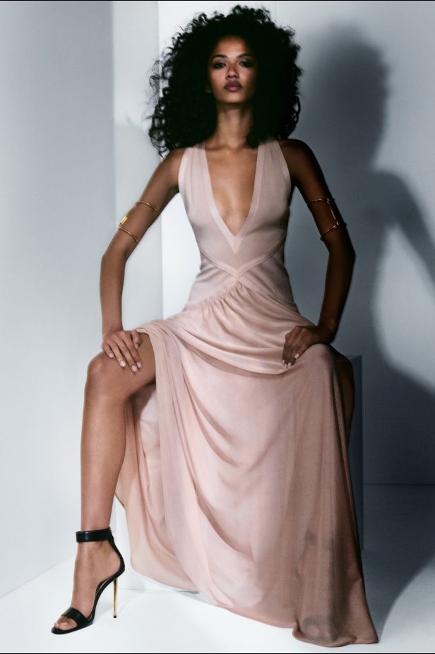 مجموعة Tom Ford لربيع وصيف 2025... تصاميم للمرأة الواثقة والقويّة 