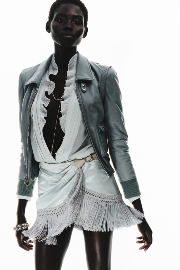 مجموعة Tom Ford لربيع وصيف 2025... تصاميم للمرأة الواثقة والقويّة 