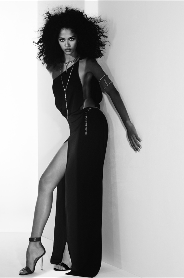 مجموعة Tom Ford لربيع وصيف 2025... تصاميم للمرأة الواثقة والقويّة 