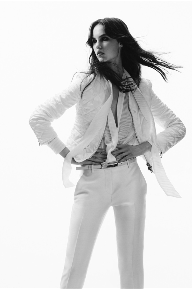 مجموعة Tom Ford لربيع وصيف 2025... تصاميم للمرأة الواثقة والقويّة 