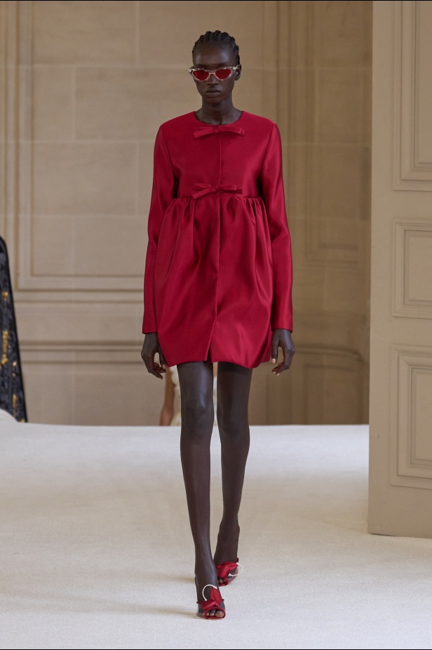 Giambattista Valli يرسم الخفة في تصاميمه لموسم ربيع 2025