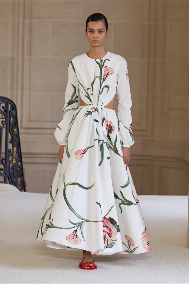 Giambattista Valli يرسم الخفة في تصاميمه لموسم ربيع 2025
