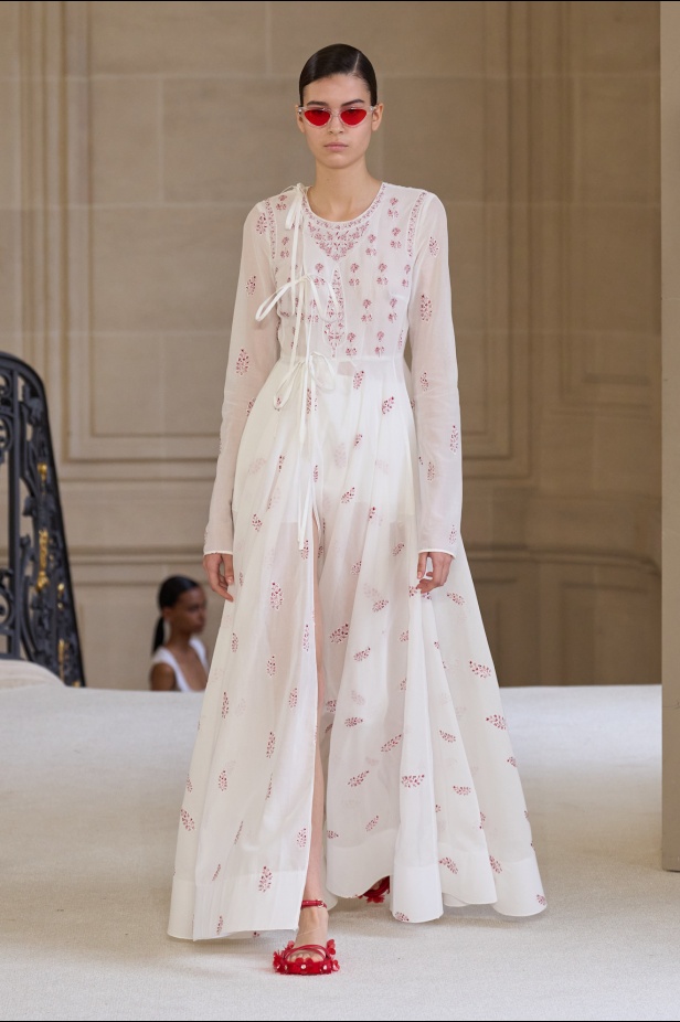 Giambattista Valli يرسم الخفة في تصاميمه لموسم ربيع 2025