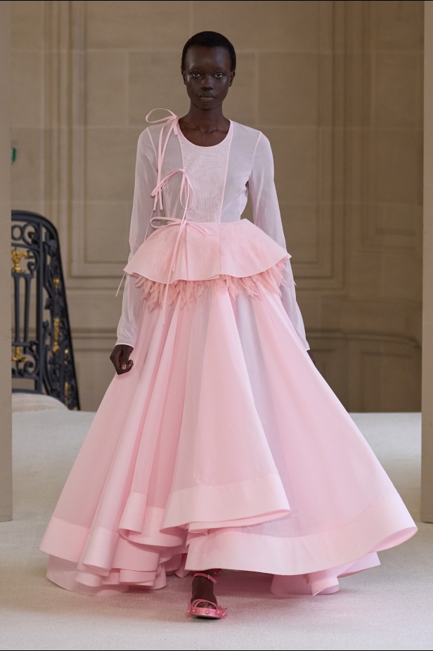Giambattista Valli يرسم الخفة في تصاميمه لموسم ربيع 2025
