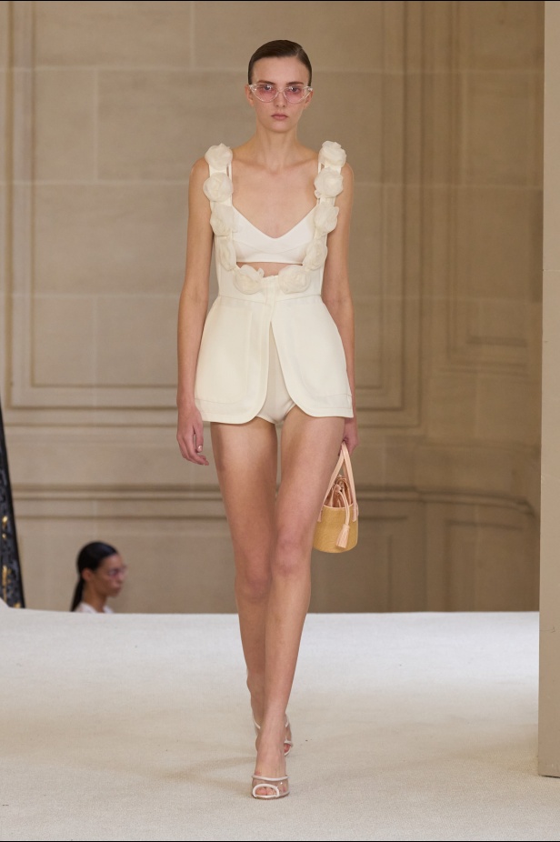 Giambattista Valli يرسم الخفة في تصاميمه لموسم ربيع 2025