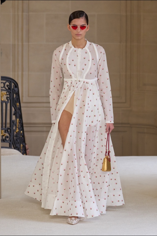 Giambattista Valli يرسم الخفة في تصاميمه لموسم ربيع 2025