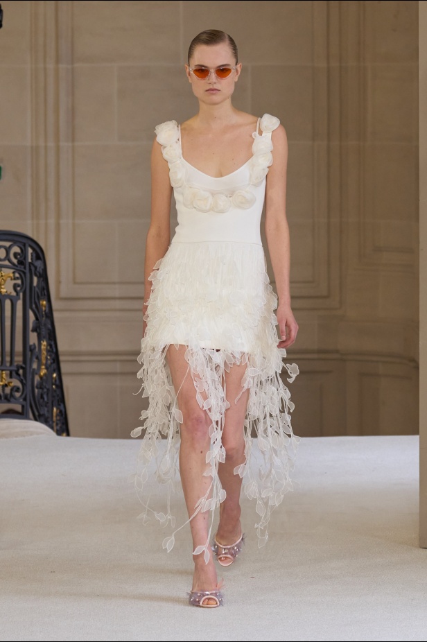 Giambattista Valli يرسم الخفة في تصاميمه لموسم ربيع 2025