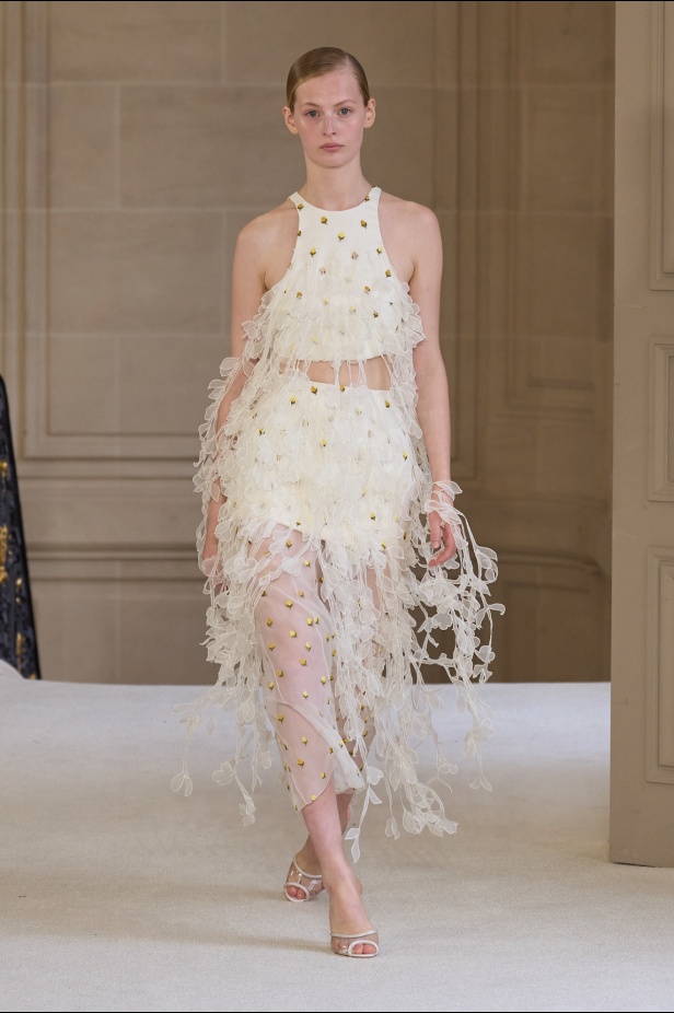 Giambattista Valli يرسم الخفة في تصاميمه لموسم ربيع 2025