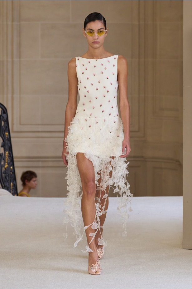 Giambattista Valli يرسم الخفة في تصاميمه لموسم ربيع 2025