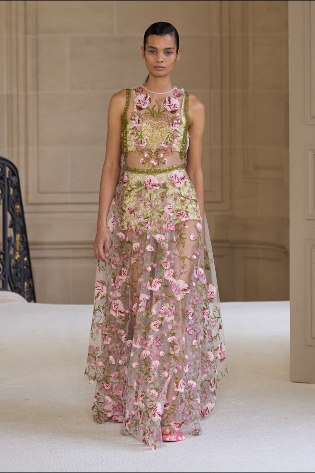 Giambattista Valli يرسم الخفة في تصاميمه لموسم ربيع 2025