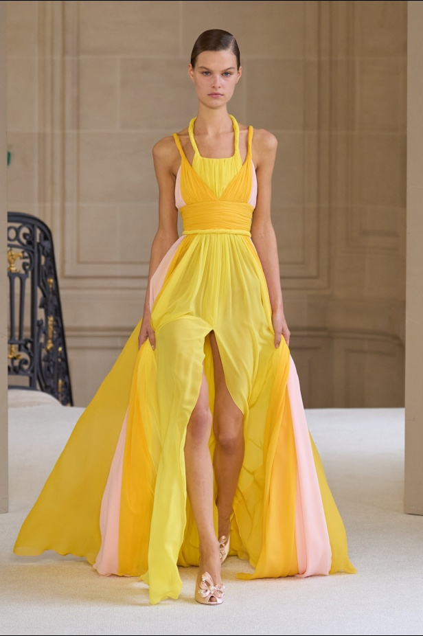 Giambattista Valli يرسم الخفة في تصاميمه لموسم ربيع 2025