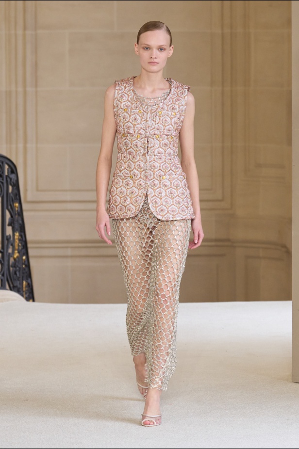 Giambattista Valli يرسم الخفة في تصاميمه لموسم ربيع 2025