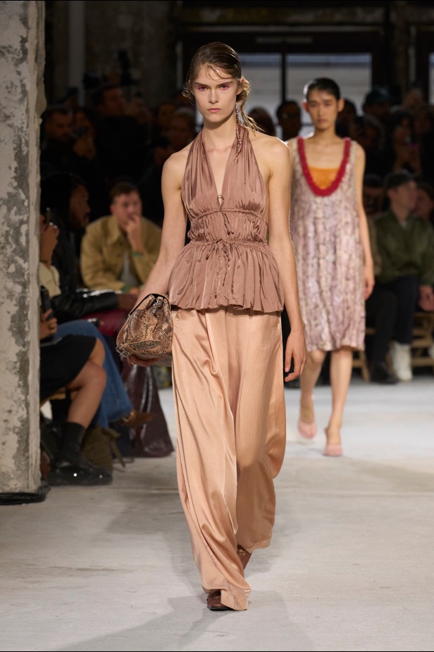 توقيع Dries Van Noten يغيب عن مجموعة ربيع 2025 بعد اعتزاله... لكن البصمة حاضرة