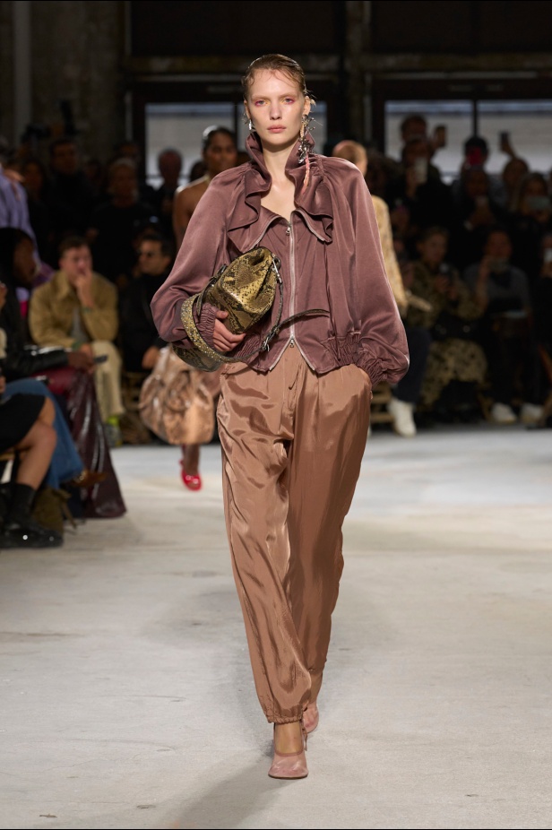 توقيع Dries Van Noten يغيب عن مجموعة ربيع 2025 بعد اعتزاله... لكن البصمة حاضرة