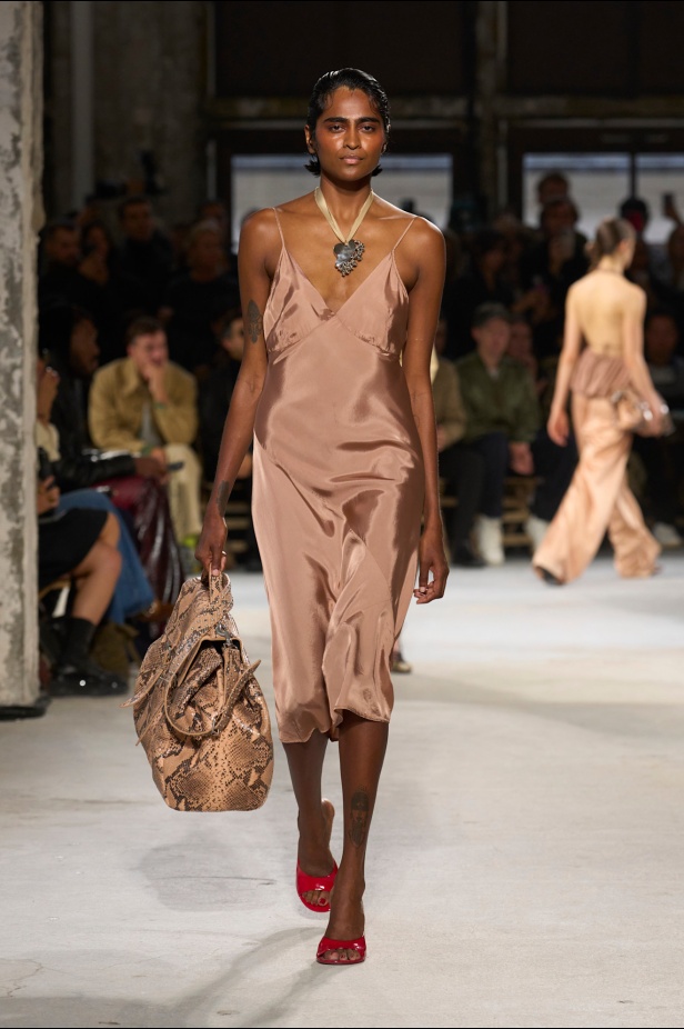 توقيع Dries Van Noten يغيب عن مجموعة ربيع 2025 بعد اعتزاله... لكن البصمة حاضرة