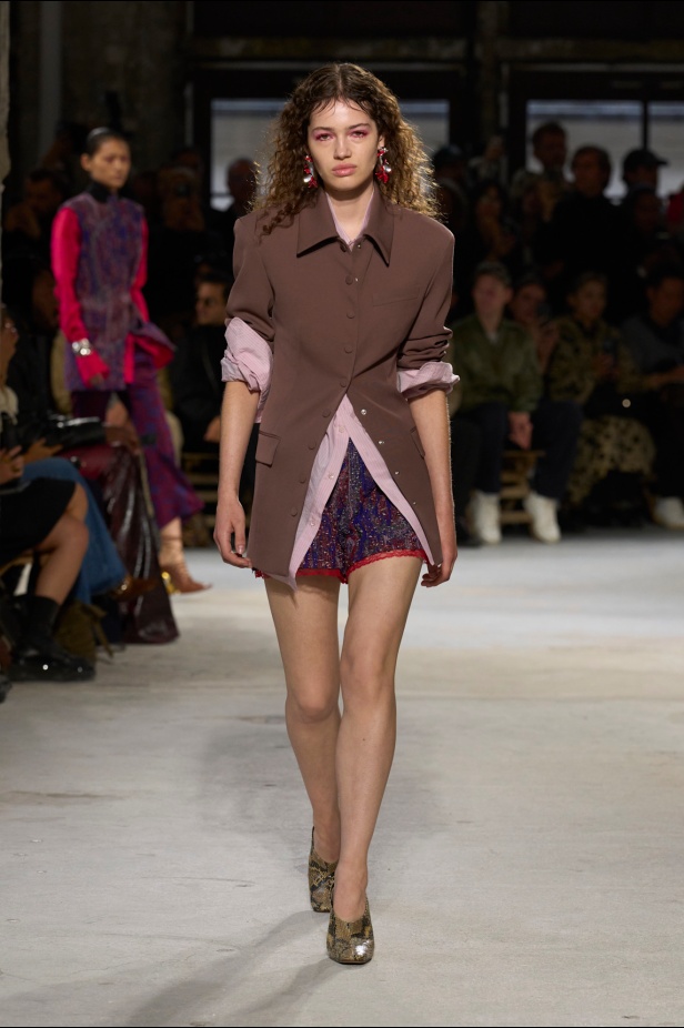 توقيع Dries Van Noten يغيب عن مجموعة ربيع 2025 بعد اعتزاله... لكن البصمة حاضرة