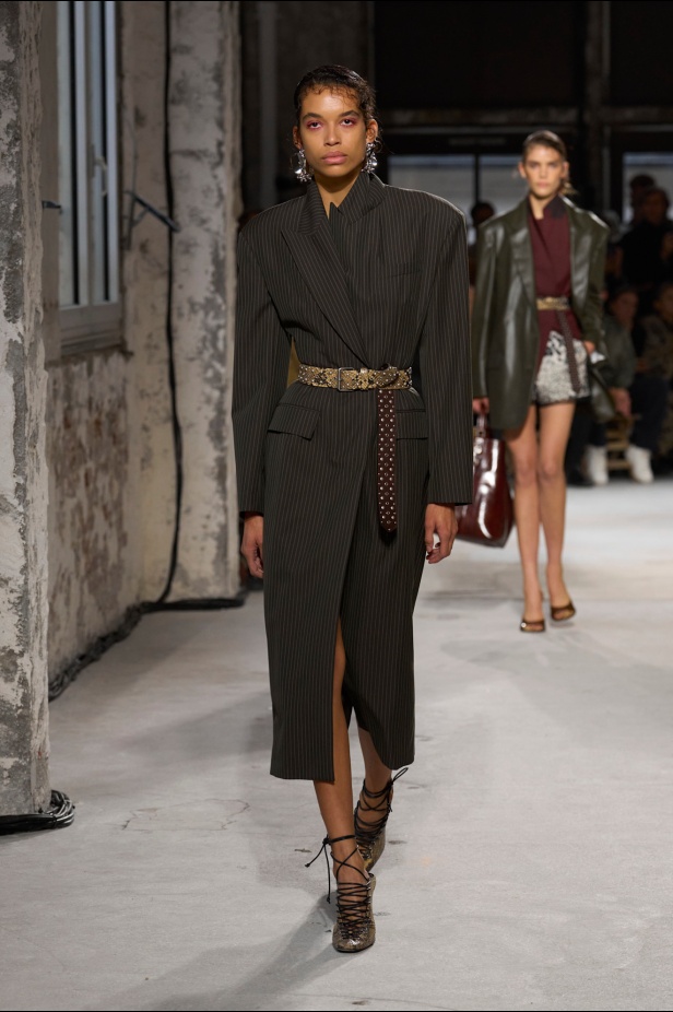 توقيع Dries Van Noten يغيب عن مجموعة ربيع 2025 بعد اعتزاله... لكن البصمة حاضرة