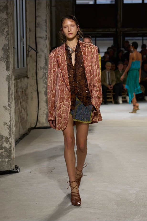 توقيع Dries Van Noten يغيب عن مجموعة ربيع 2025 بعد اعتزاله... لكن البصمة حاضرة