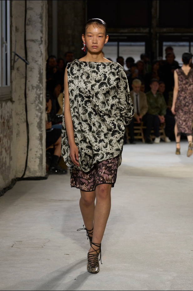 توقيع Dries Van Noten يغيب عن مجموعة ربيع 2025 بعد اعتزاله... لكن البصمة حاضرة