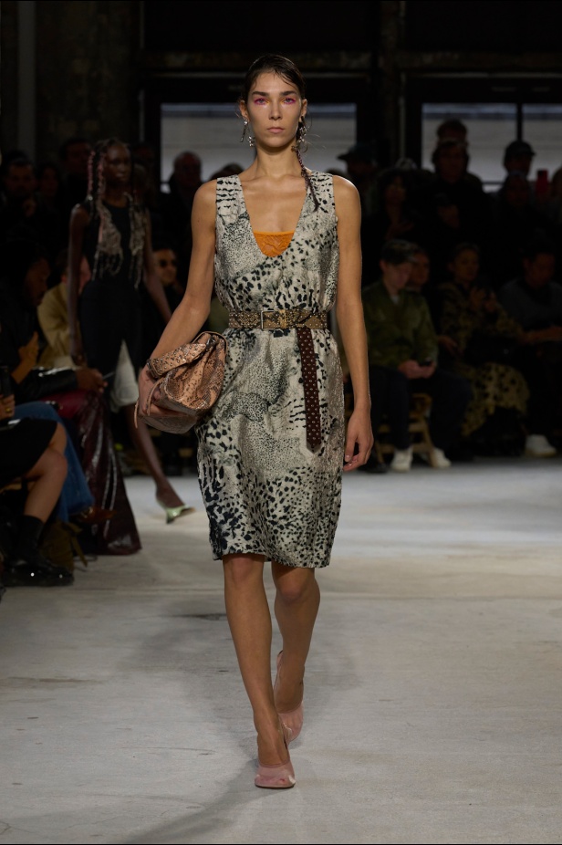 توقيع Dries Van Noten يغيب عن مجموعة ربيع 2025 بعد اعتزاله... لكن البصمة حاضرة