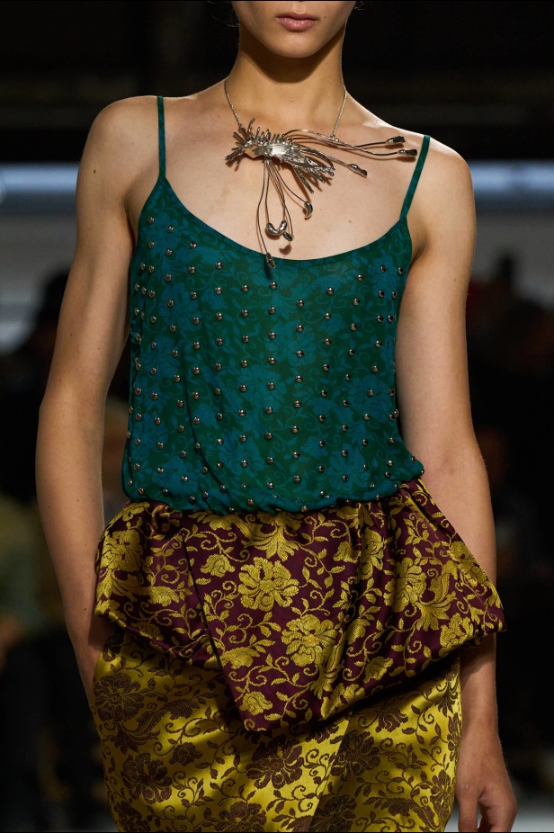 توقيع Dries Van Noten يغيب عن مجموعة ربيع 2025 بعد اعتزاله... لكن البصمة حاضرة