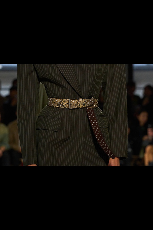 توقيع Dries Van Noten يغيب عن مجموعة ربيع 2025 بعد اعتزاله... لكن البصمة حاضرة