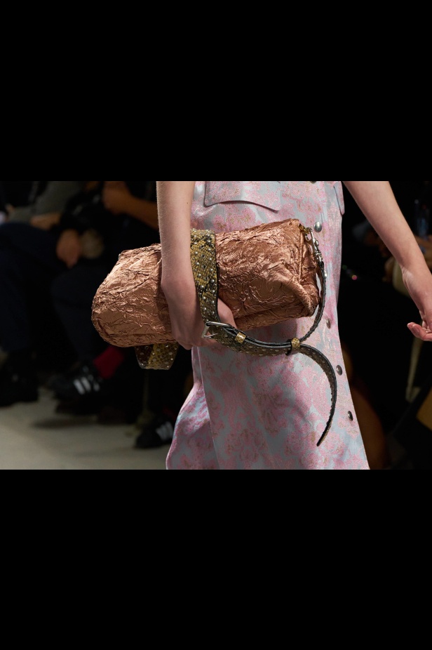 توقيع Dries Van Noten يغيب عن مجموعة ربيع 2025 بعد اعتزاله... لكن البصمة حاضرة