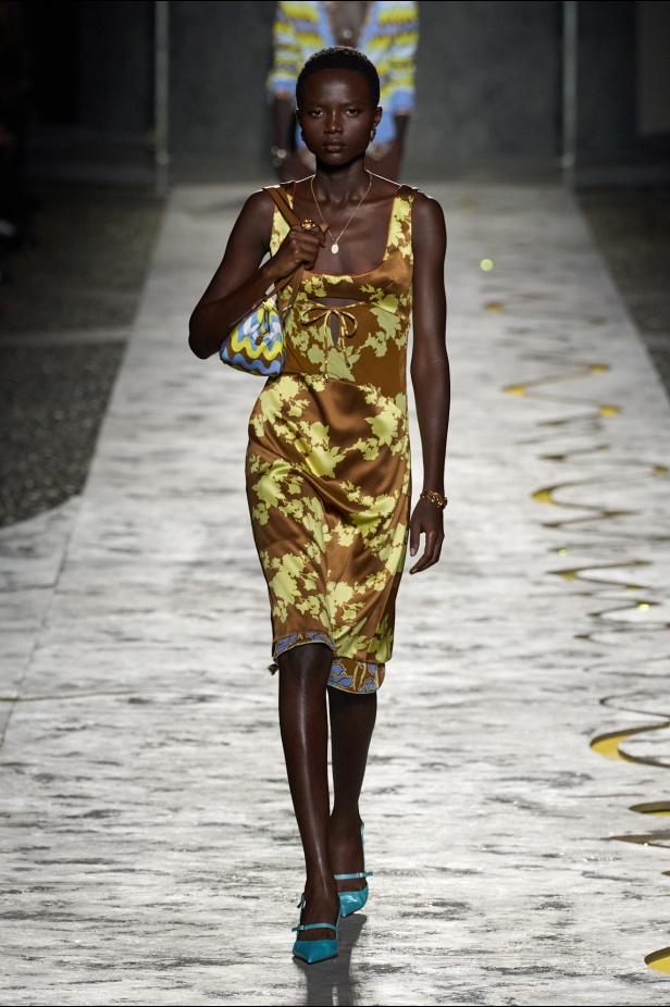 مجموعة Versace لربيع وصيف 2025