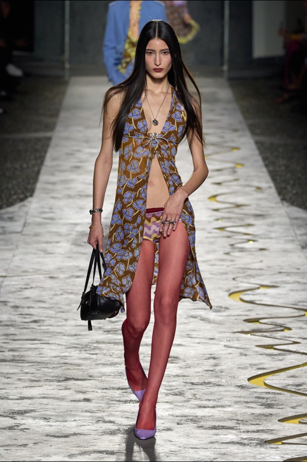 مجموعة Versace لربيع وصيف 2025