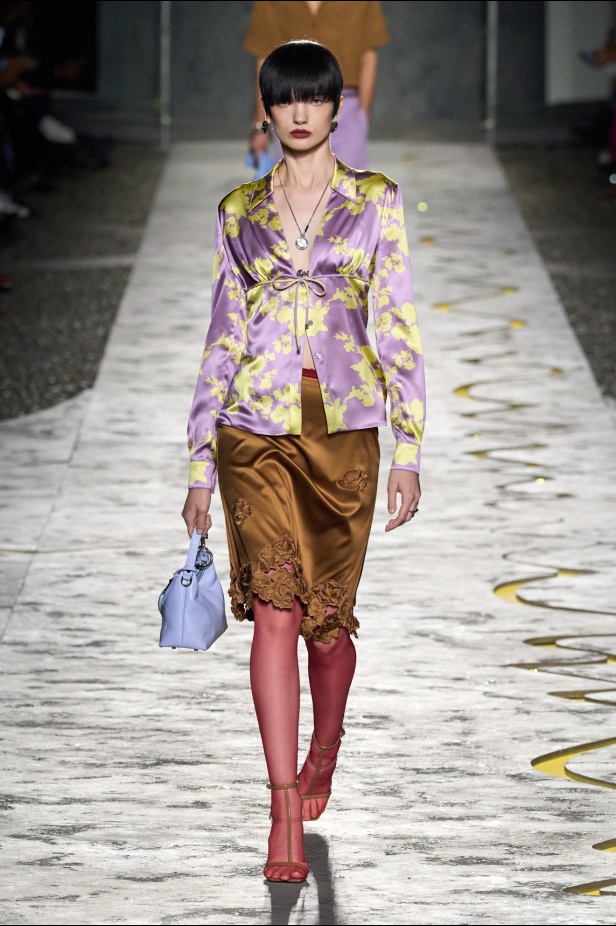 مجموعة Versace لربيع وصيف 2025