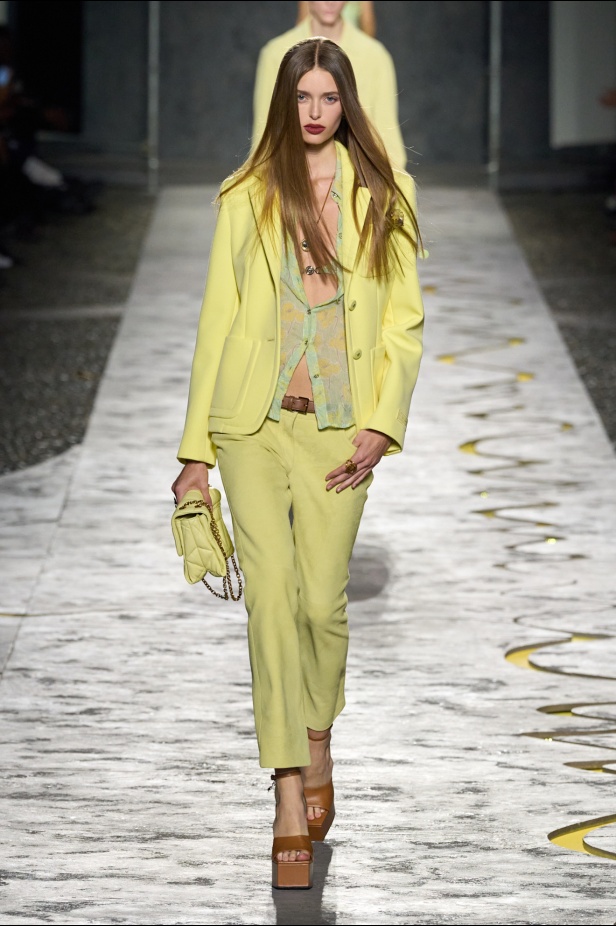 مجموعة Versace لربيع وصيف 2025