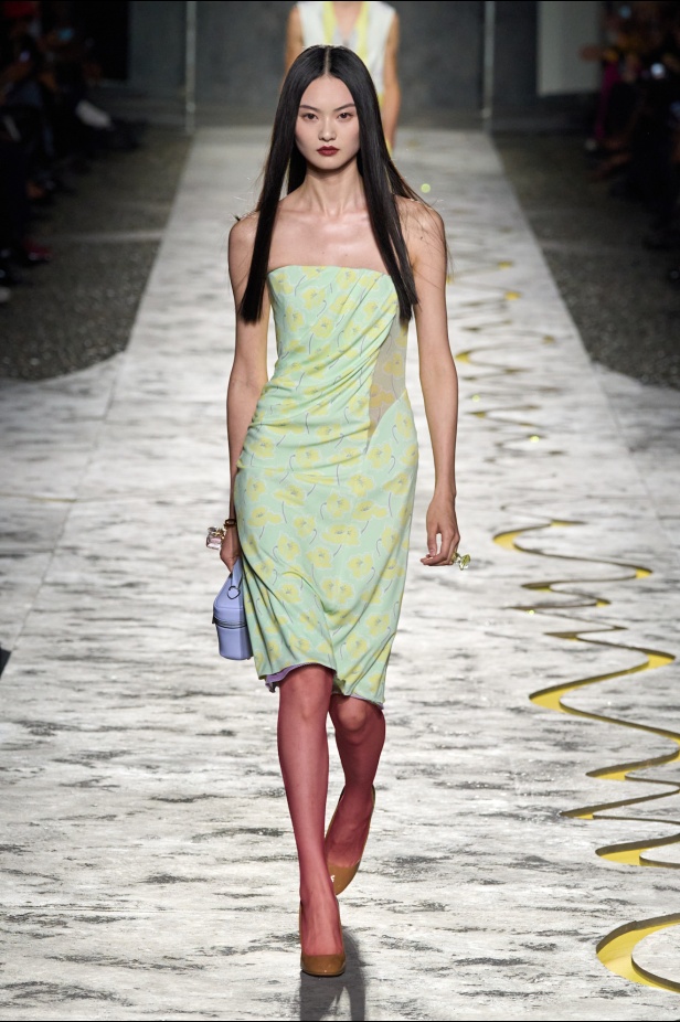 مجموعة Versace لربيع وصيف 2025