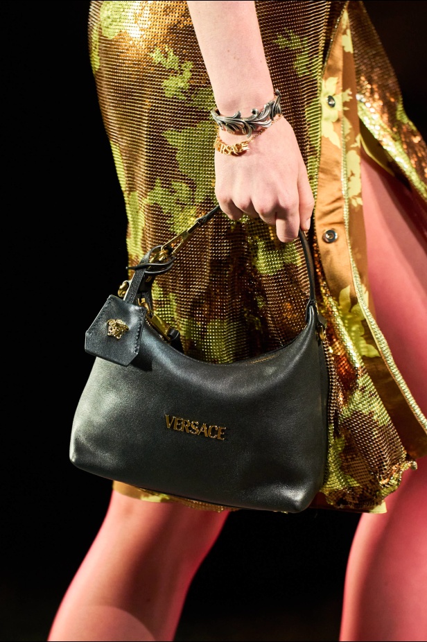 مجموعة Versace لربيع وصيف 2025