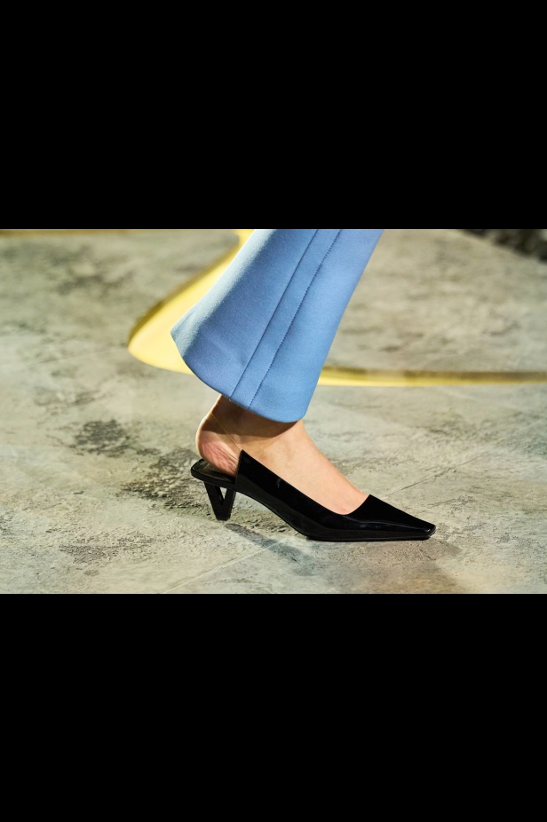 مجموعة Versace لربيع وصيف 2025