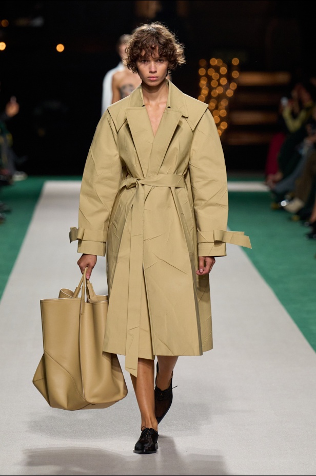 الأناقة الممزوجة بالجرأة والأنوثة في مجموعة Victoria Beckham لربيع وصيف 2025